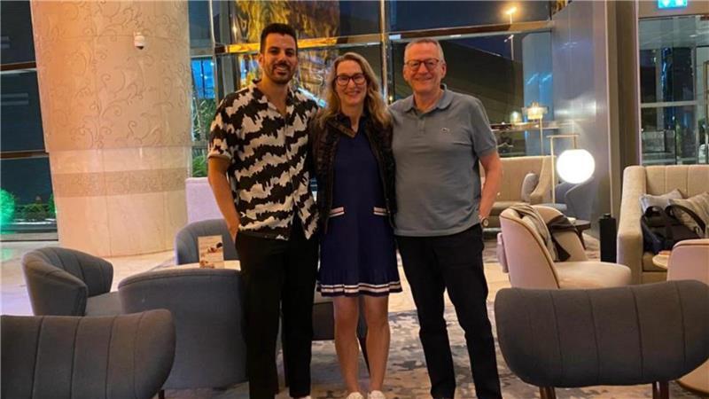 Erinnerungsfoto: Michael Tutte von International SOS (links) hat mit Daniela und Thomas Tidiks im Hotel in Dubai die Pläne für die Rückreise über Oman besprochen.
