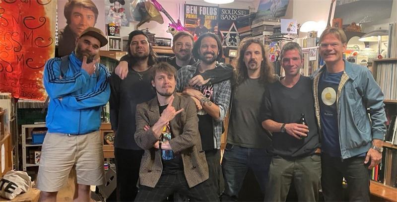 Konzert im Isovinyl: Auf Buxtehudes kleinster Bühne lebt der Rock’n’Roll Erinnerungsfoto mit Congoroo im Kreis der Konzertorganisatoren.