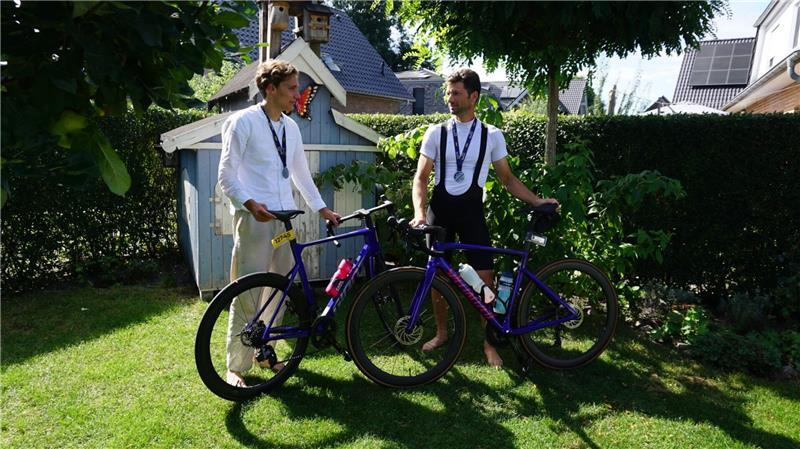 Ultracycling: Wie dieser Buxtehuder den Tod seines Kindes verarbeitet Erinnerungsfoto vor Gregors altem Spielhaus nach den Cyclassics: In Hamburg ging Immanuel Buchholz mit Sohn Justus an den Start.