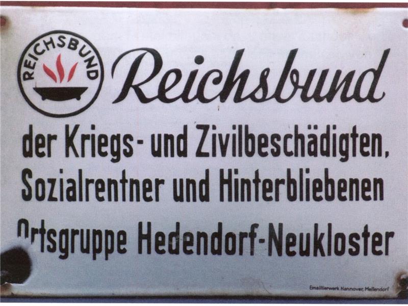 Erinnerungsstücke wie das alte Emaille-Schild stammen aus den Anfängen des Ortsverbandes Buxtehude.