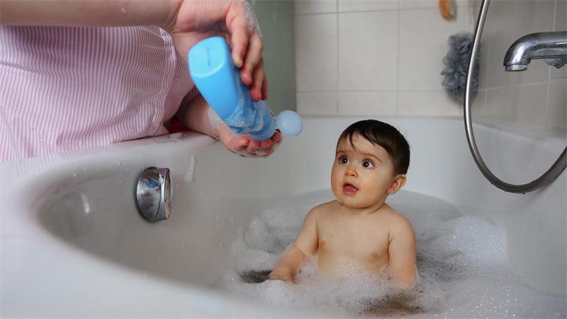 Erkältungsbäder mit bestimmten ätherischen Ölen sind für Kinder unter drei Jahren nicht empfohlen.
