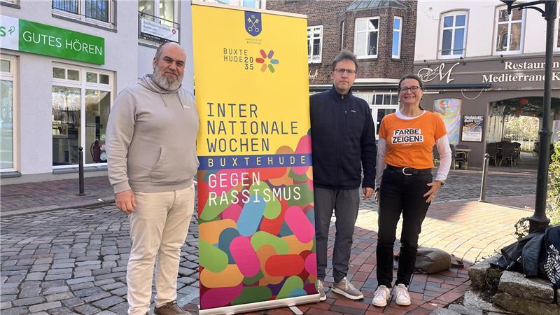 Erkan Dündar, Sebastian Lenk und Katrin Hauschildt (von links) vom Bunten Block Buxtehude machen in der Altstadt auf die Internationalen Wochen gegen Rassismus aufmerksam.