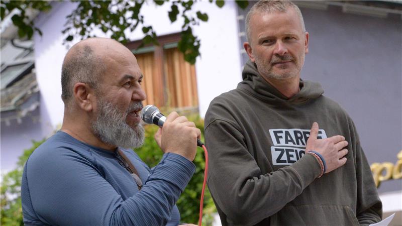 „Angriff auf die Menschlichkeit“: 200 Menschen bei Gaza-Demo in Buxtehude Erkan Dündar und Michael Brinkmann (rechts) bei der Gaza-Demo in Buxtehude.