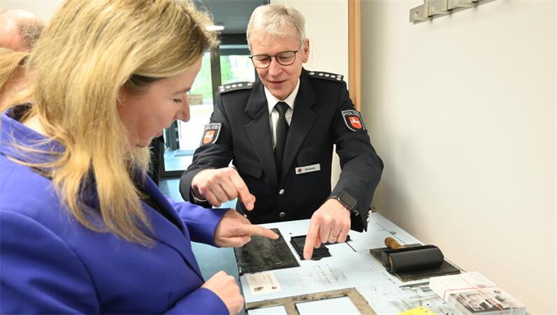 Erkennungsdienst: Der Leiter des Einsatz- und Streifendienstes der Polizeiinspektion Stade, Ralf Michaelis, nimmt Vize-Landrätin Birgit Butter (CDU) die Fingerabdrücke ab. Nachmittags gab es einen gut besuchten Tag der offenen Tür für die Bürger.