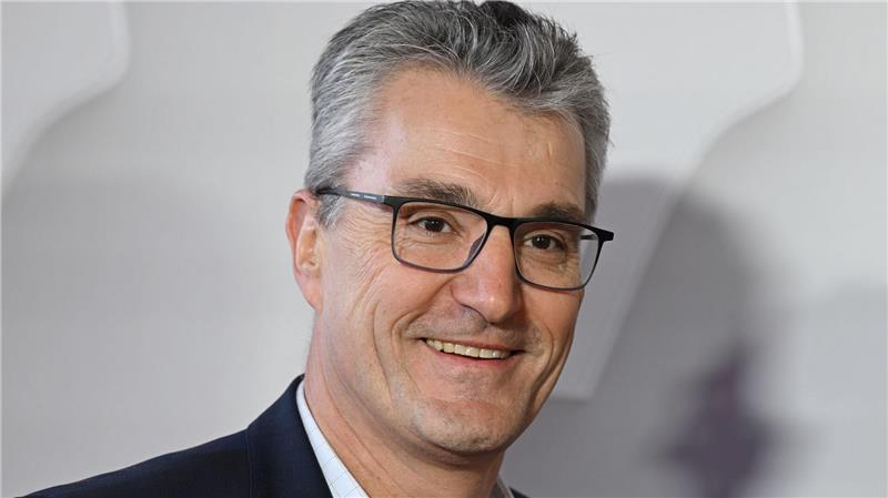 Bundesliga: Mehr Nachspielzeit, mehr Netto-Minuten Erklärt Nachspielzeiten im Profifußball: Schiri-Boss Knut Kircher.