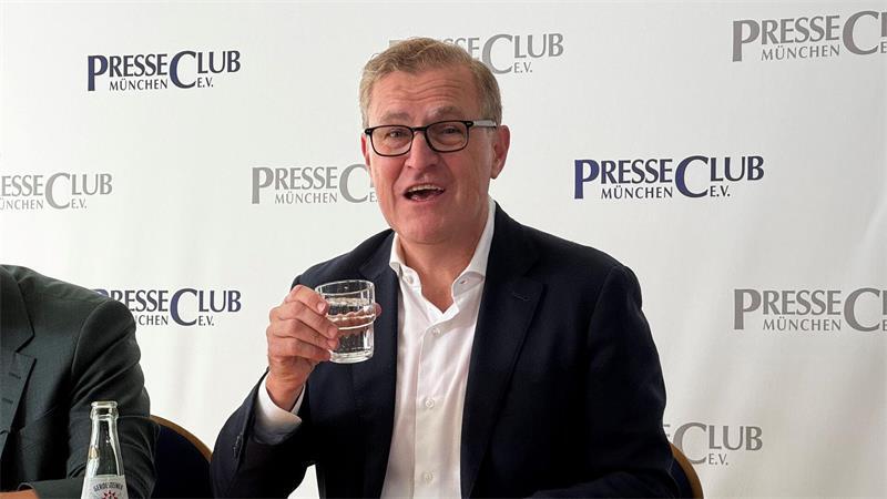 Erklärt Olise und Díaz für unverkäuflich: Bayern-Boss Dreesen.