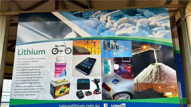 Lithium-Gigant Australien: Motor der globalen Energiewende Erklärtafeln am Aussichtspunkt erläutern die Verwendung von Lithium.