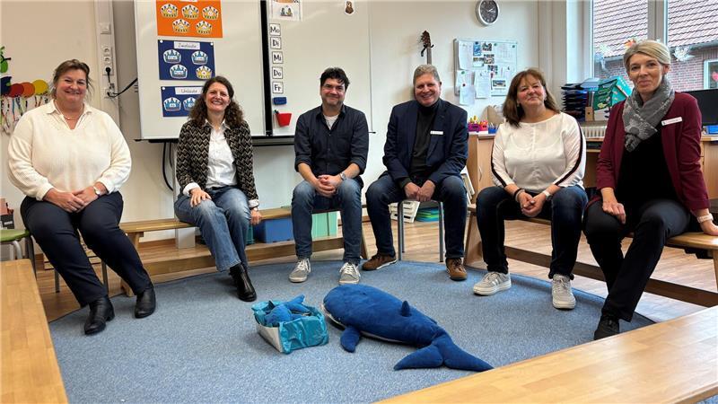 Erklärten das Ganztagsschulprinzip (von links): Cordula Wuttke (GS Riensförde), Annette Müller-Borghardt (Bildung und Soziales), Jugendpfleger Marc Olszewski, Stadtrat Carsten Brokelmann, Angela Merbeth (Pestalozzi-Grundschule) und Gaby Schlichting (Abteilungsleiterin Schule).
