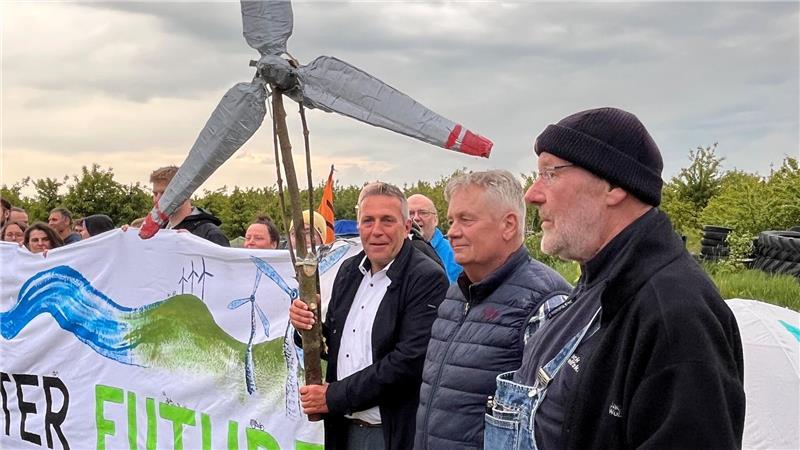 Nein zu LNG: Klimacamp auf einer Obstplantage in Guderhandviertel Erklärten sich solidarisch: Bio-Obstbauer Claus Blohm (Zweiter von rechts) und Bürgermeister Timo Gerke (Dritter von rechts) hoffen auf Windkraft an der A26.