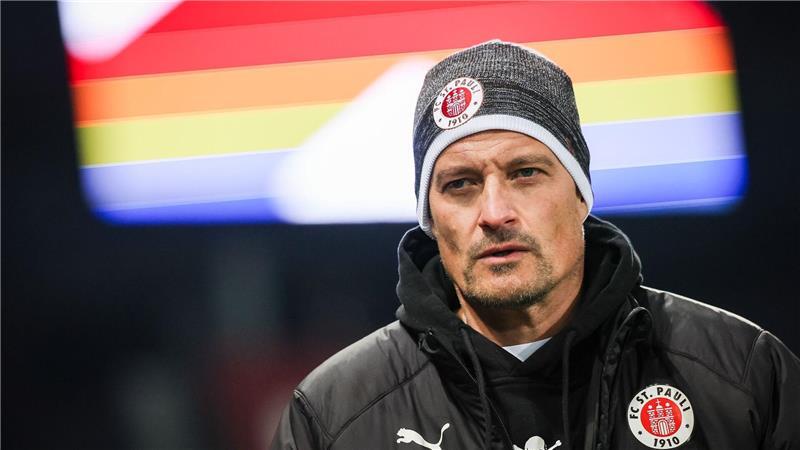 Erlebt sportlich seine schwerste Zeit beim FC St. Pauli: Cheftrainer Alexander Blessin 