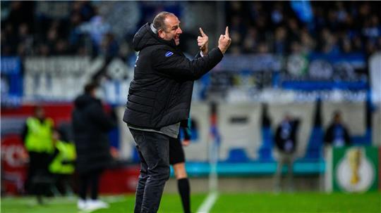 Schmidt sieht Rot: Heidenheimer Frust nach Pokal-K.o. Erlebte einen emotionalen Pokal-Abend: Heidenheims Trainer Frank Schmidt.