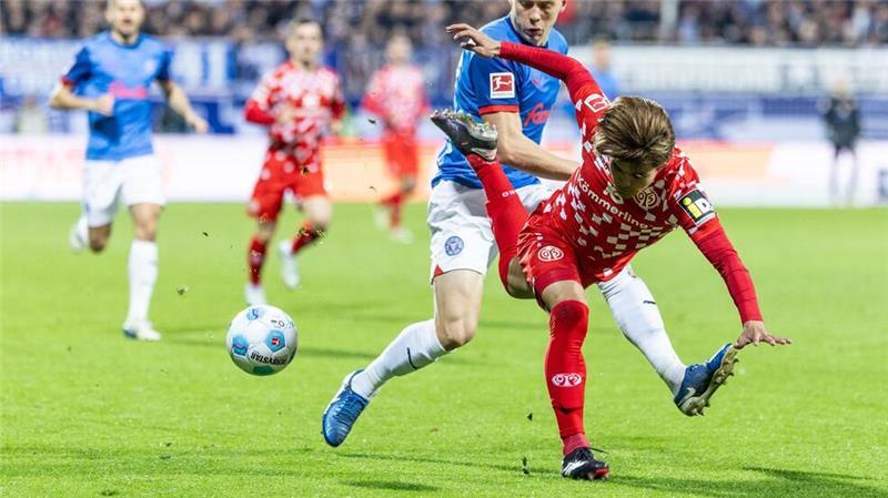 Erlebte mit Holstein Kiel den bisherigen Tiefpunkt nach dem Aufstieg: Nicolai Remberg (2.v.r.) 