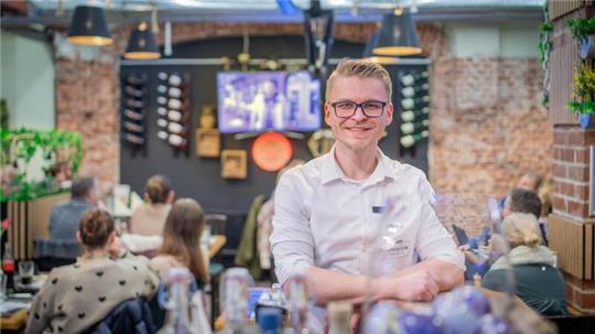 Erleichert, dass am Ende alles so gut geklappt hat: Phillip Ausborn, Inhaber des Restaurants B'Haven im Schaufenster Fischereihafen in Bremerhaven.Foto: Hartmann