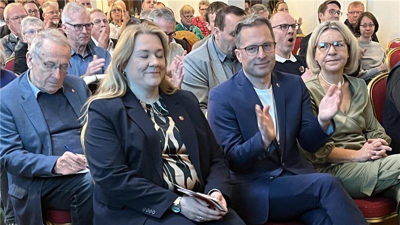 Zitterpartie für Melanie Reinecke – CDU nominiert Kai Seefried als Landrat Erleichtert: Melanie Reinecke nach der Bekanntgabe des Wahlergebnisses beim Kreisparteitag 2025 im Hollerner Hof.
