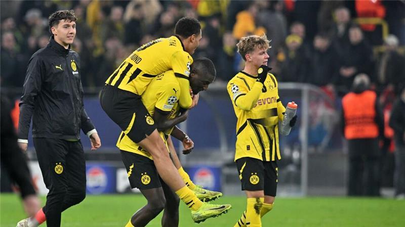 Erleichtert, aber müde: Die BVB-Profis feiern das 1:0 gegen Sturm Graz.