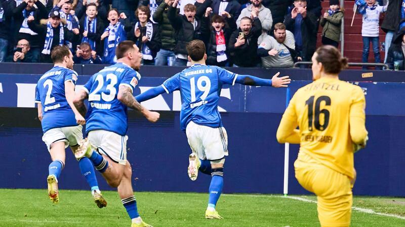 Karaman-Elfer sichert Schalke erlösenden Zittersieg Erleichterung: Schalkes Kenan Karaman (M) traf per Elfmeter zum 1:0 gegen Wehen Wiesbaden.