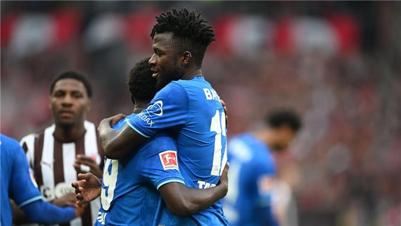 Erleichterung bei den Leverkusener Spielern nach dem Sieg beim FC St. Pauli. 
