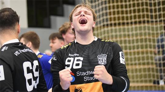 Erleichterung in der Geestlandhalle: VfL-Torhüter Niklas Itzen feiert den Sieg.