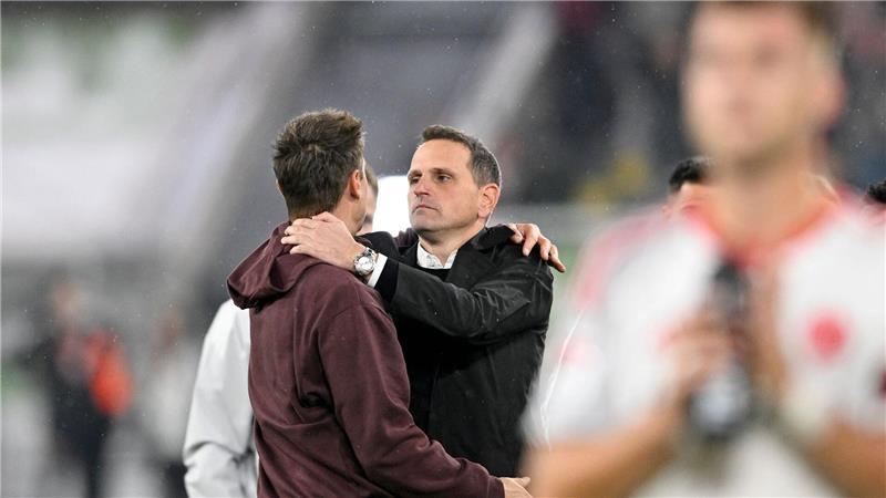 Erleichterung pur: Sportvorstand Joti Chatzialexiou (l) und Trainer Miroslav Klose (l) umarmen sich nach dem Auswärtssieg in Düsseldorf. (Archivbild)