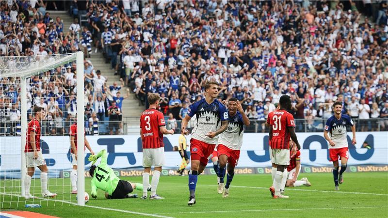 HSV atmet auf: Erster Bundesliga-Sieg seit dem Aufstieg Erleichterung pur im Volkspark: Luca Vuskovic (M) hat zur Führung getroffen.