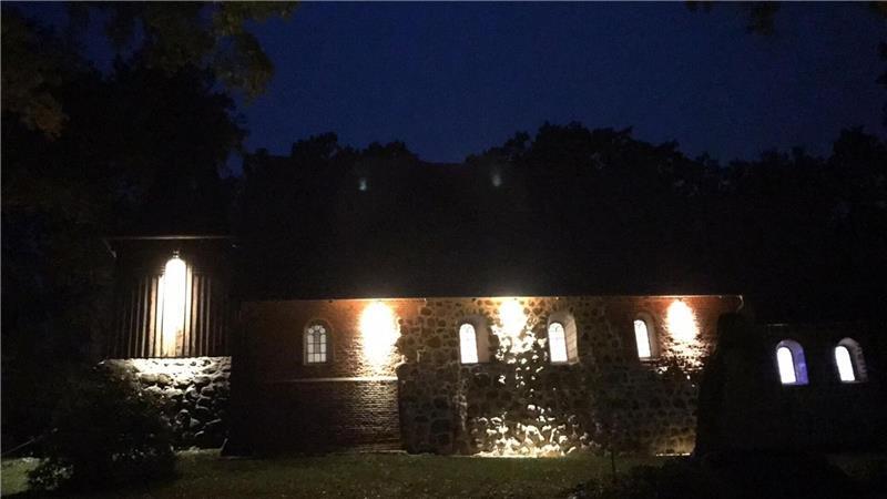 Erleuchtet: Blick auf die romanische Kirche und den 1708 errichteten Turm.