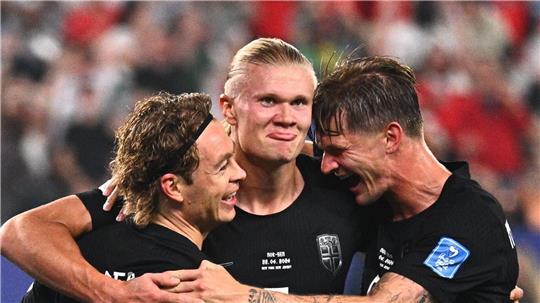 Erling Haaland (M) jubelt nach seinem Tor zum 3:1 mit Patrick Berg und David Möller Wolfe.
