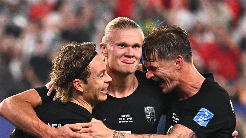 Erling Haaland (M) jubelt nach seinem Tor zum 3:1 mit Patrick Berg und David Möller Wolfe.