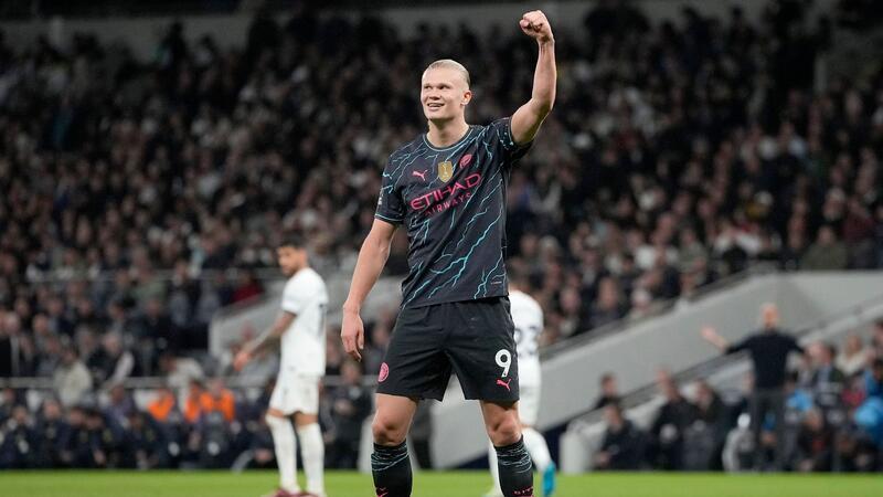 Haaland bringt City auf Titelkurs: Zwei Tore gegen die Spurs Erling Haaland feiert den ersten seiner beiden Treffer gegen die Tottenham Hotspur.