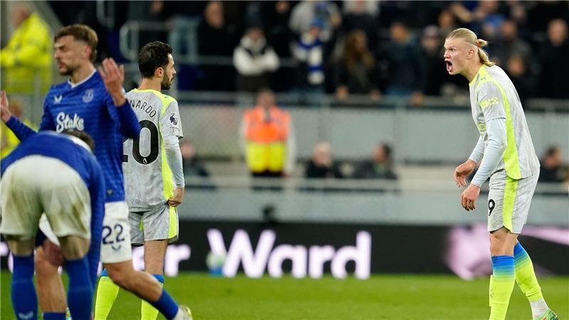 Erling Haaland (r) von Manchester City schreit in Richtung seines Teamkollegen.