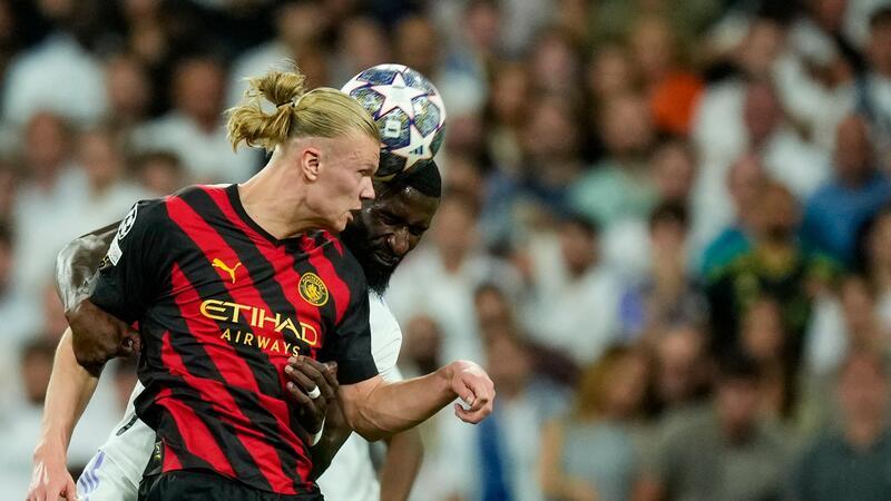 Endspiele im Viertelfinale: Real gegen Man City elektrisiert Erling Haaland (vorne) im Zweikampf mit Antonio Rüdiger. An diesem Dienstag treffen beide wieder aufeinander.