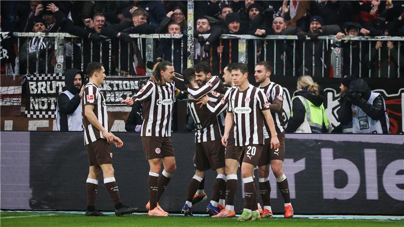Erlösend: St. Paulis Spieler feiern das 2:0 gegen den VfB.