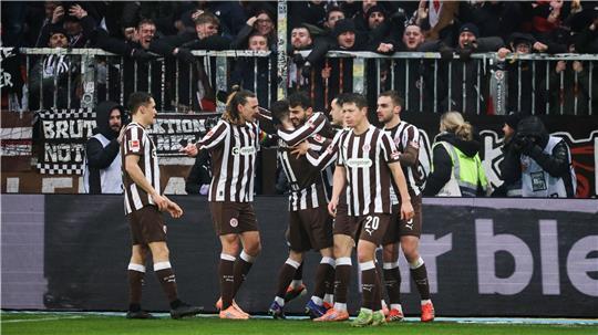 Erlösend: St. Paulis Spieler feiern das 2:0 gegen den VfB.