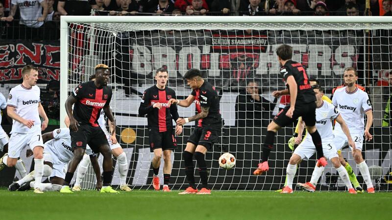 Erlöste Bayer mit seinem Tor zum 1:0: Jonas Hofmann (3.v.r).