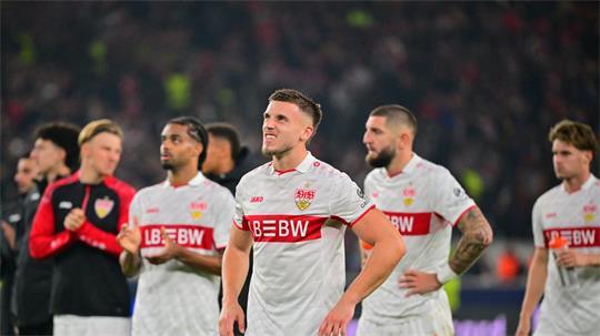 Ermedin Demirovic (M.) und seine VfB-Kollegen kurz nach dem Abpfiff.