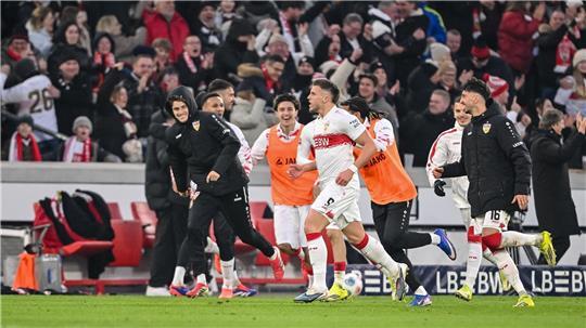 Ermedin Demirovic jubelt nach seinem Tor zum 1:0.
