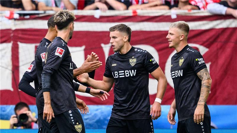 Dank Jokertoren: Freiburg dreht Partie nach VfB-Hackentor Ermedin Demirovic lässt sich als Torschütze zum 1:0 des VfB feiern.