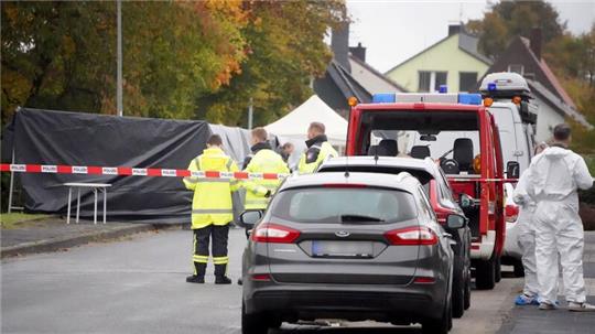 Ermittler am Fundort der Leiche in Horn-Bad Meinberg Ende Oktober 2023.