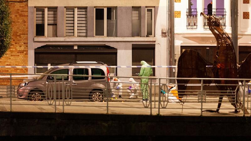 Ermittler arbeiten am Ort der Schießerei in Brüssel.