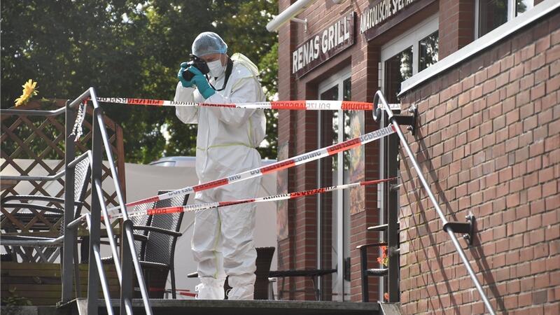 Revision verworfen: Urteil gegen Stader Imbiss-Mörder ist rechtskräftig Ermittler auf Spurensuche auf der Terrasse des Renas-Grills.