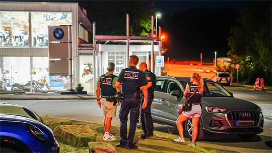 Ermittler der Polizei stehen am Einsatzort.