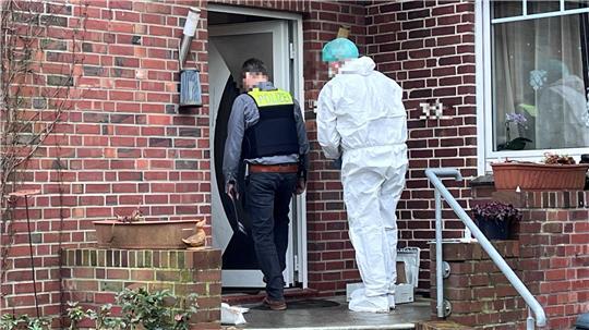 Ermittler der Polizei untersuchen den Tatort eines mutmaßlichen Femizids in Apensen.