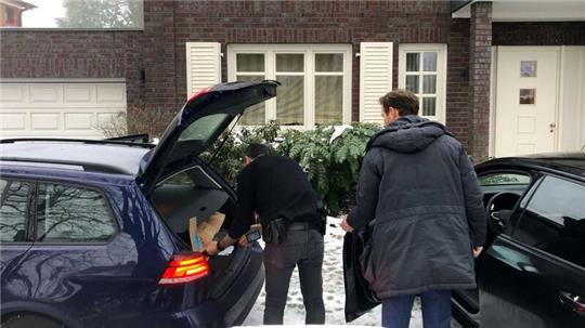 Ermittler der Polizei vor dem Wohnhaus der Unternehmerin Christina Block.