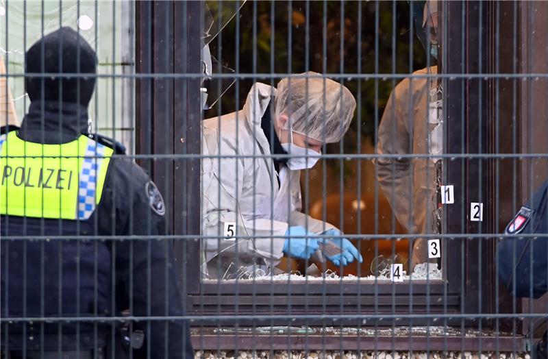 Amoktäter in Hamburg tötet sieben Menschen – 135 Schüsse abgefeuert Ermittler der Spurensicherung arbeiten in einem Gebäude der Zeugen Jehovas in Hamburg. Foto: Jonas Walzberg/dpa