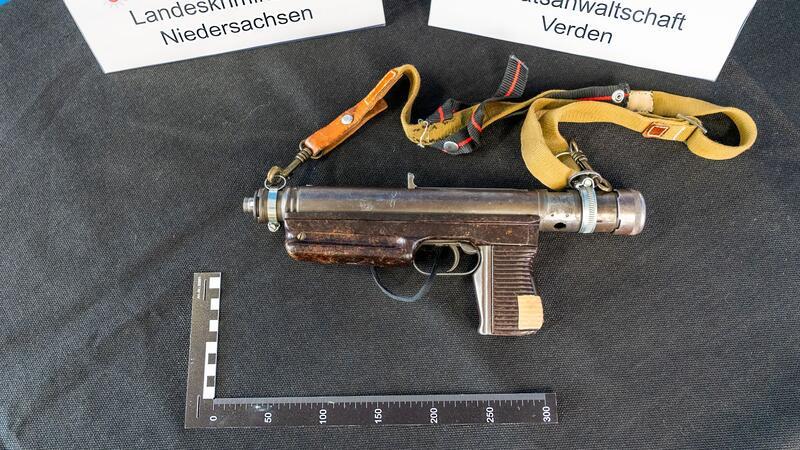 Waffen, Geld und Gold: Tausende Asservate der RAF gesichert Ermittler fanden unter anderem ein polnisches Sturmgewehr, eine tschechische Maschinenpistole und eine täuschend echt aussehende Panzerfaust.