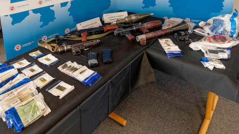 Waffen, Geld und Gold: Tausende Asservate der RAF gesichert Ermittler haben in der Wohnung der früheren RAF-Terroristin Daniela Klette in Berlin mehrere Tausend Asservate sichergestellt.