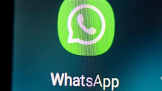 Ermittler haben zwei Männer festgenommen, die rund 100.000 Betrugsnachnachrichten über Whatsapp verschickt haben sollen.