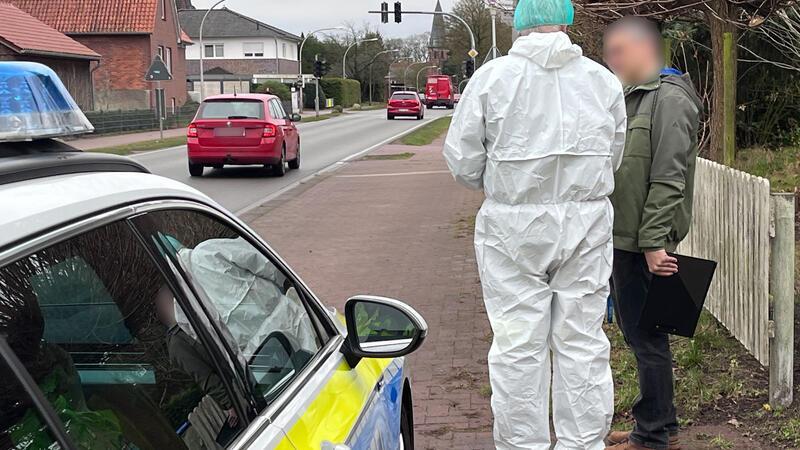 Ermittler im Gespräch: In Apensen ist am Freitag eine Frau lebensgefährlich verletzt worden, sie starb im Krankenhaus an den Folgen.