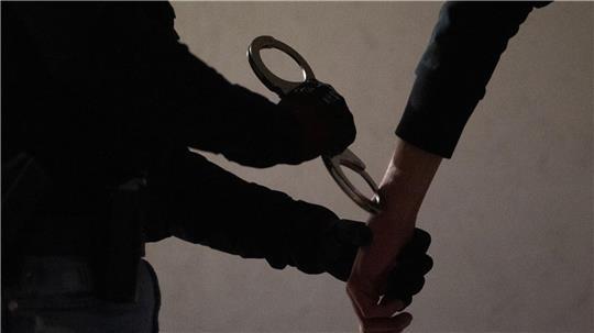 Ermittler nahmen einen Verdächtigen nach einem Messerangriff fest. (Symbolbild)