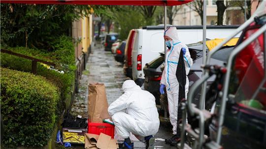 Ermittler sammeln Spuren am Tatort in Witten.