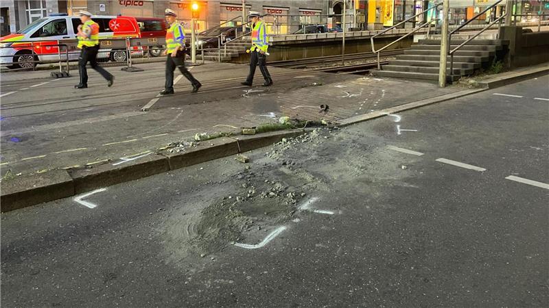 Eine Tote, sieben Verletzte - Unfallfahrer wieder frei Ermittler sichern Spuren am Ort des Unglücks - direkt an einer Stadtbahn-Haltestelle.